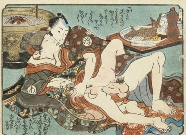 একজন তরুণী বিশাল হারিগাটা(জাপানিজ ডিল্ডো) পরে আছেন, অন্য মেয়েটি তা ধরে লুব্রিকেন্ট ব্যবহার করছেন
শিল্পীঃ চকিসই ইরি।